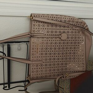 Michael kors beautiful bag like new with descriptive card leather.